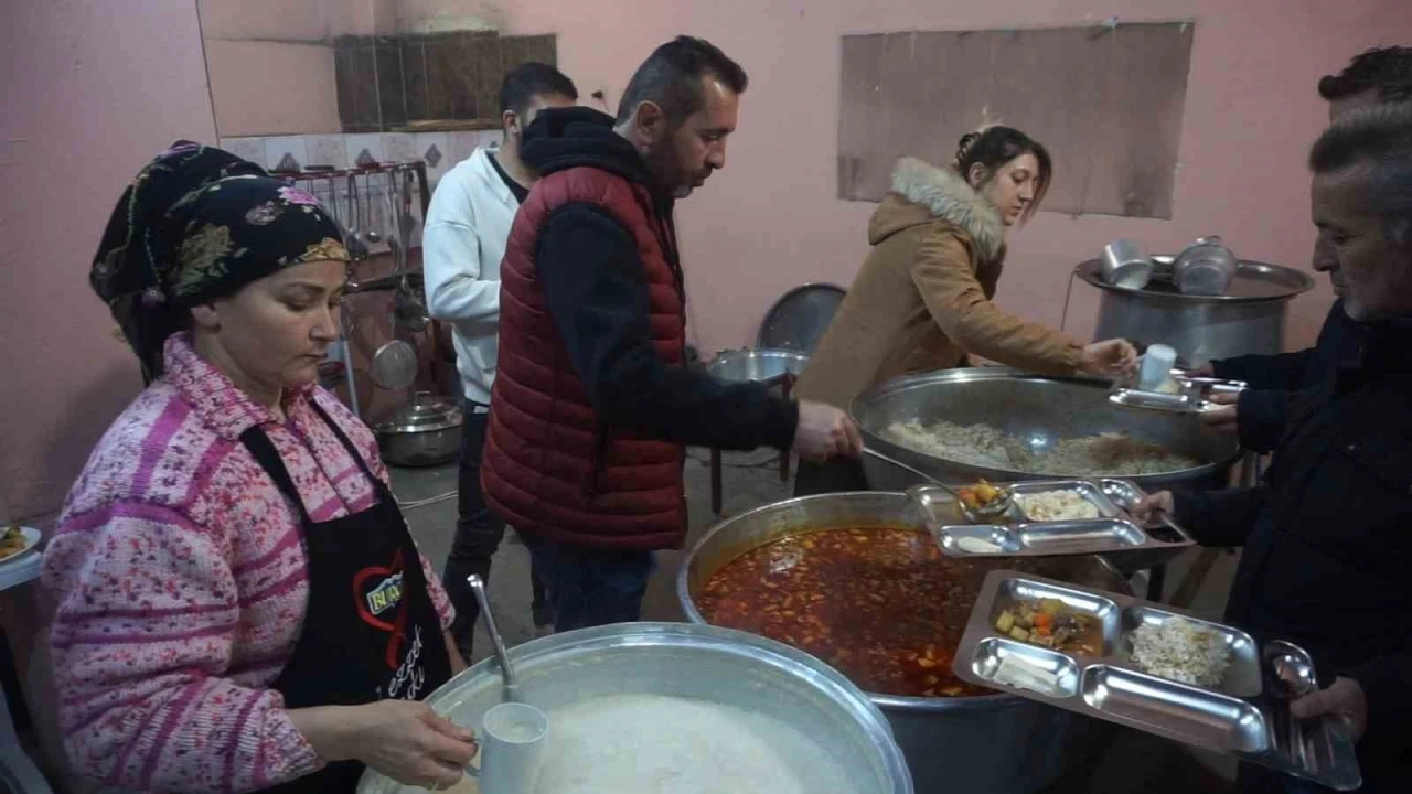 Burdur’da köylüler imece usulü iftar yapıyor
