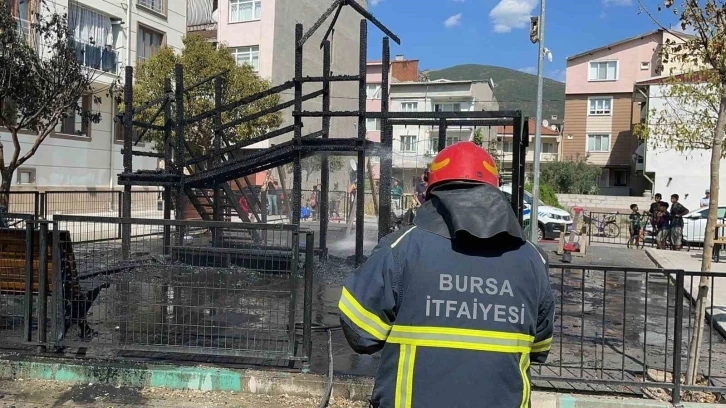 Bursa’da çocuk parkı alevlere teslim oldu
