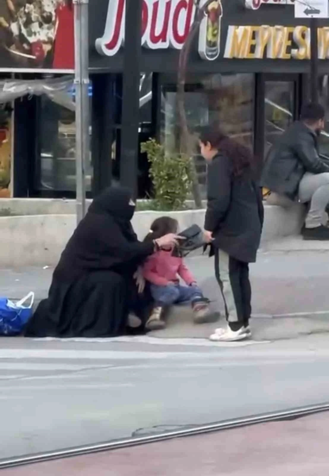 Bursa’da dilencilerin yer kavgası kamerada
