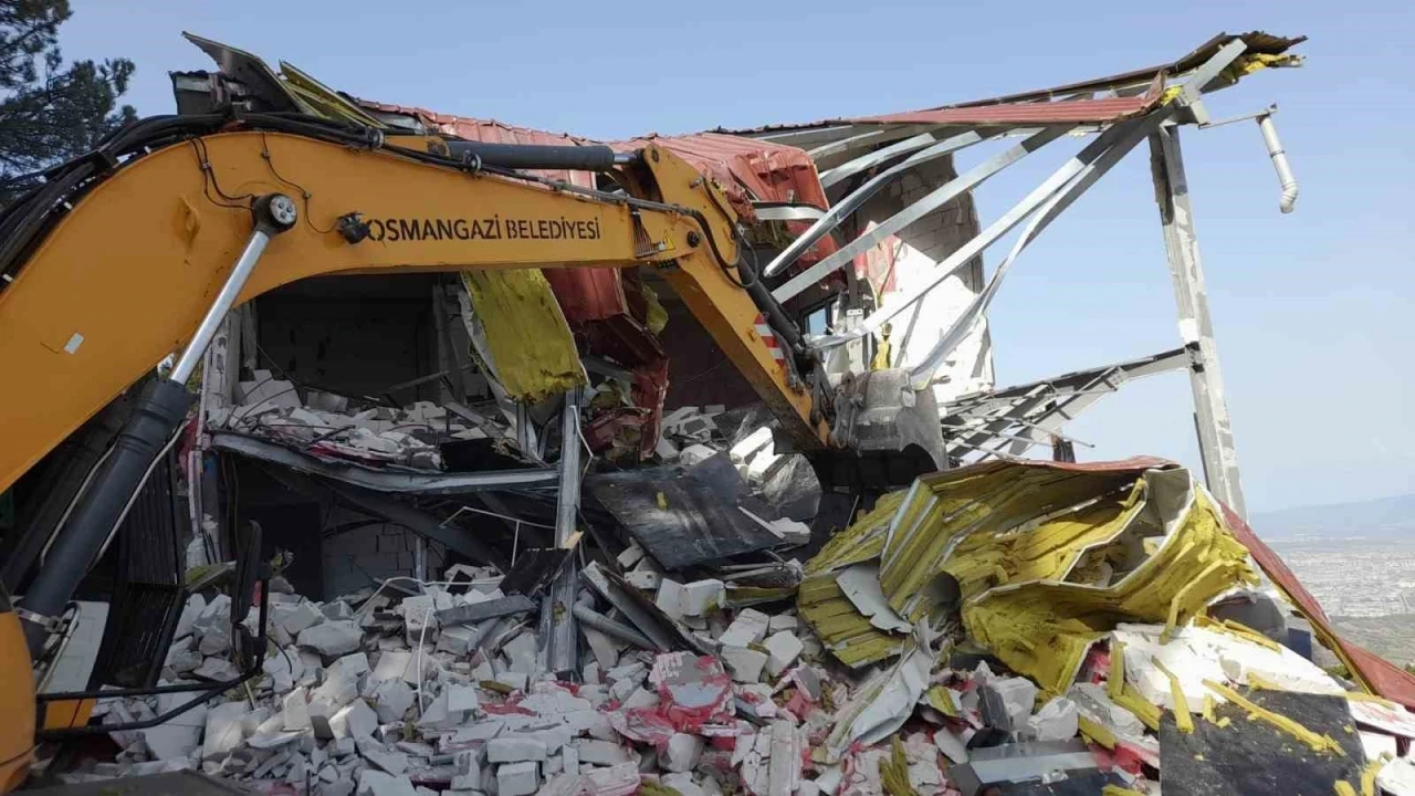 Bursa’da kaçak villa yıkıldı
