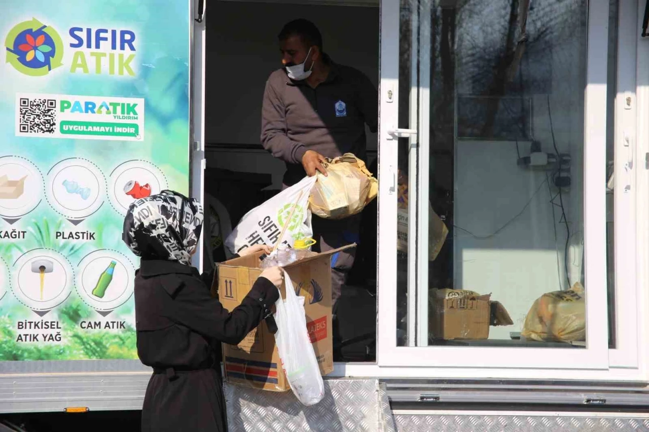 Bursa’da kadınlar, geri dönüşümle evlerine katkıda bulunuyor
