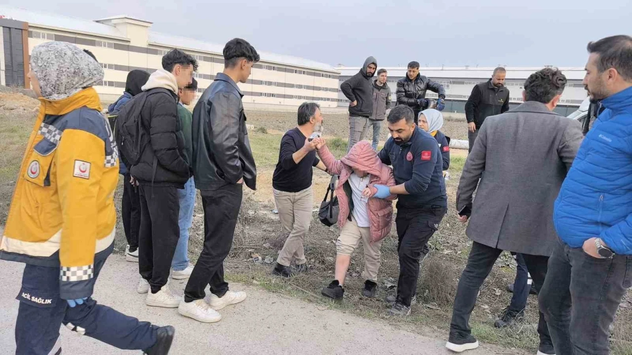 Bursa’da öğrenci servisi otomobille çarpıştı: 6’sı öğrenci 10 yaralı
