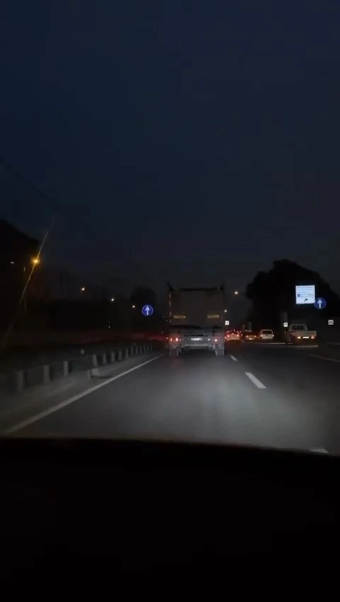 Bursa’da tır makas attı, otomobillere yol vermedi
