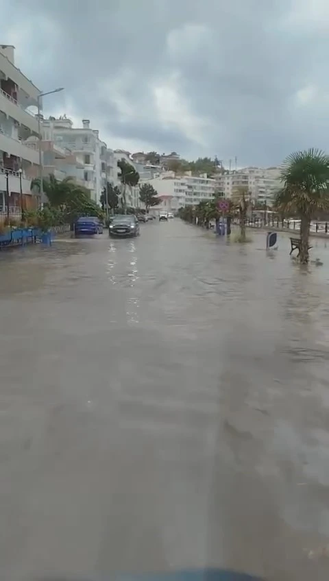 Bursa’da yağan yağmur yolları göle çevirdi
