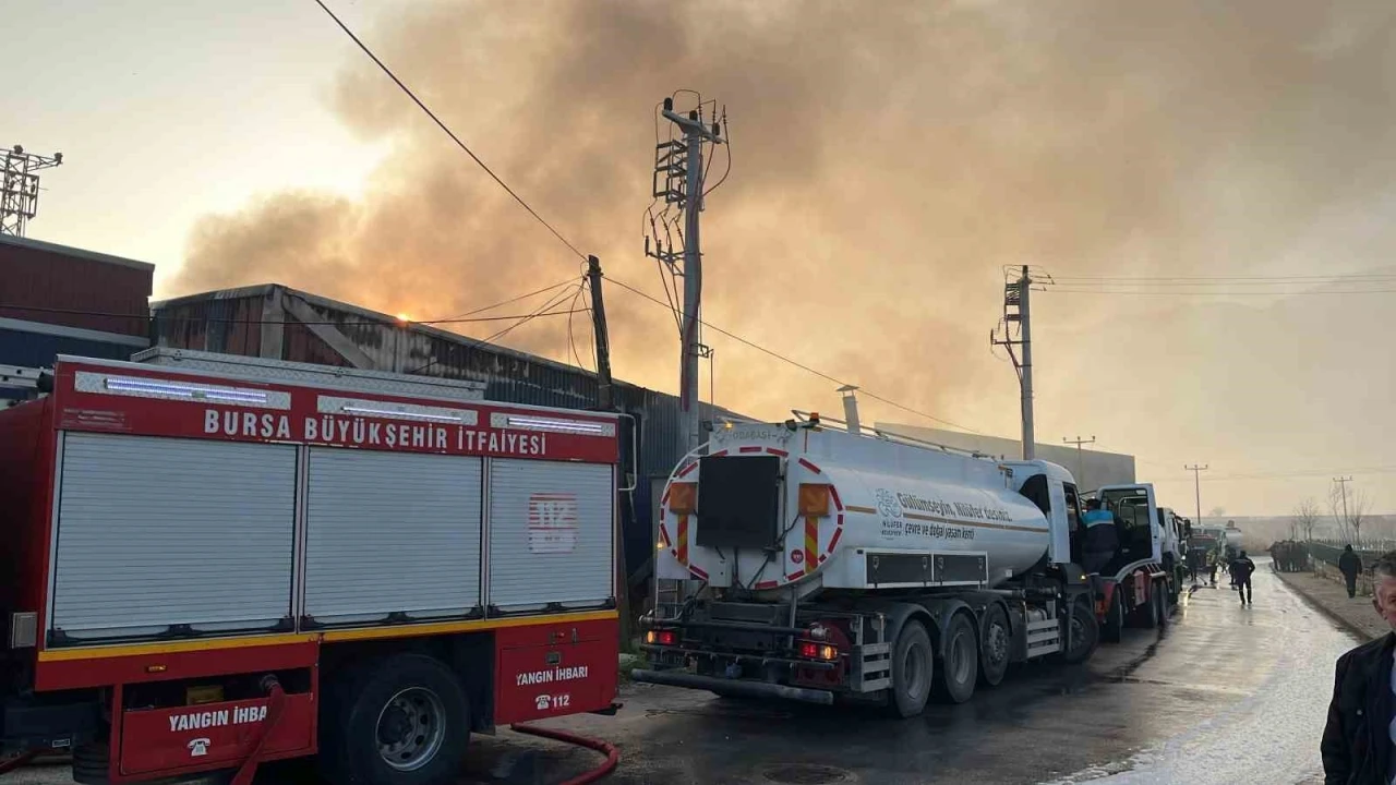 Bursa’daki 2 fabrika alevlere teslim oldu
