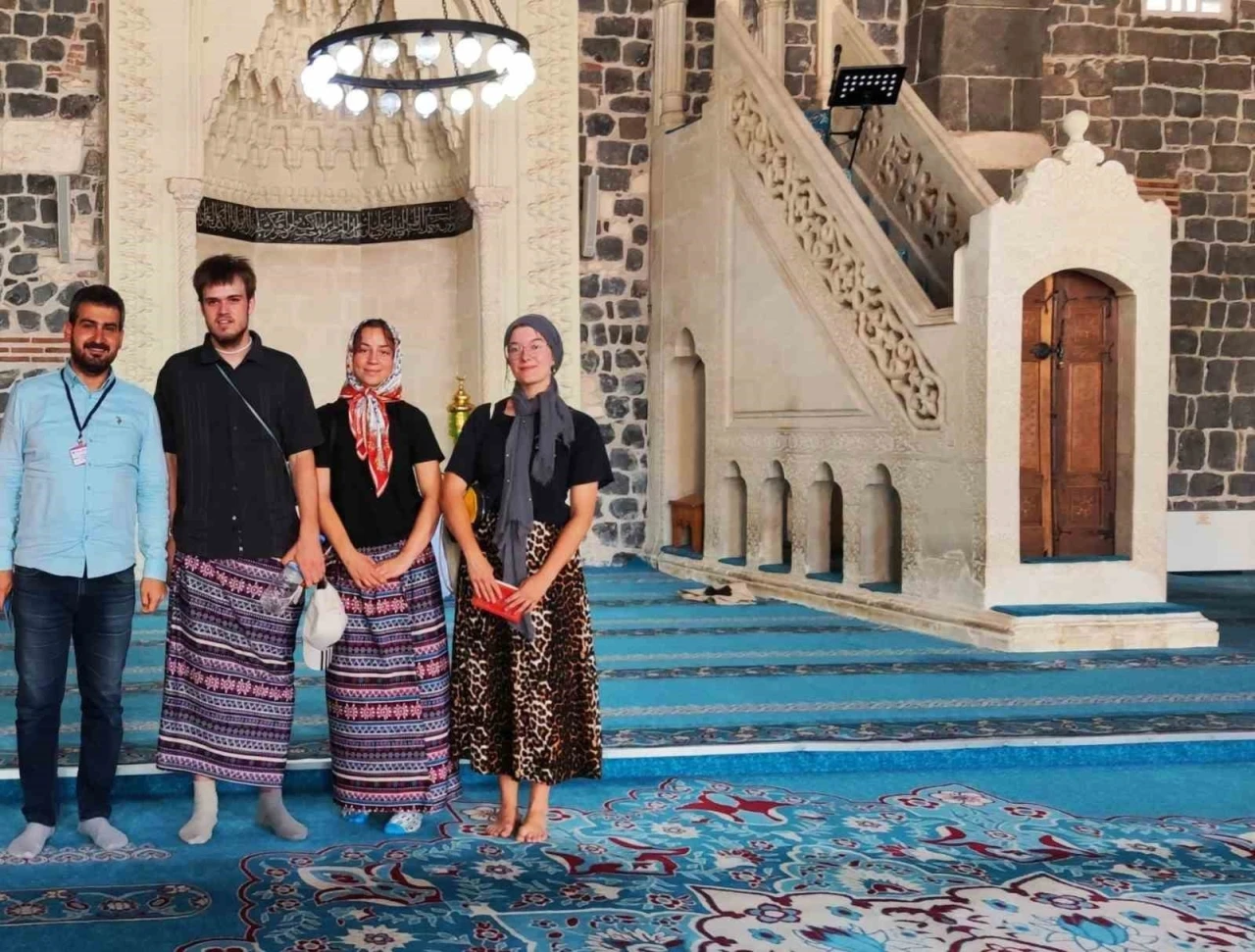 Bursa’dan sonra Diyarbakır Ulu Cami’de yabancı turistler etek giydi
