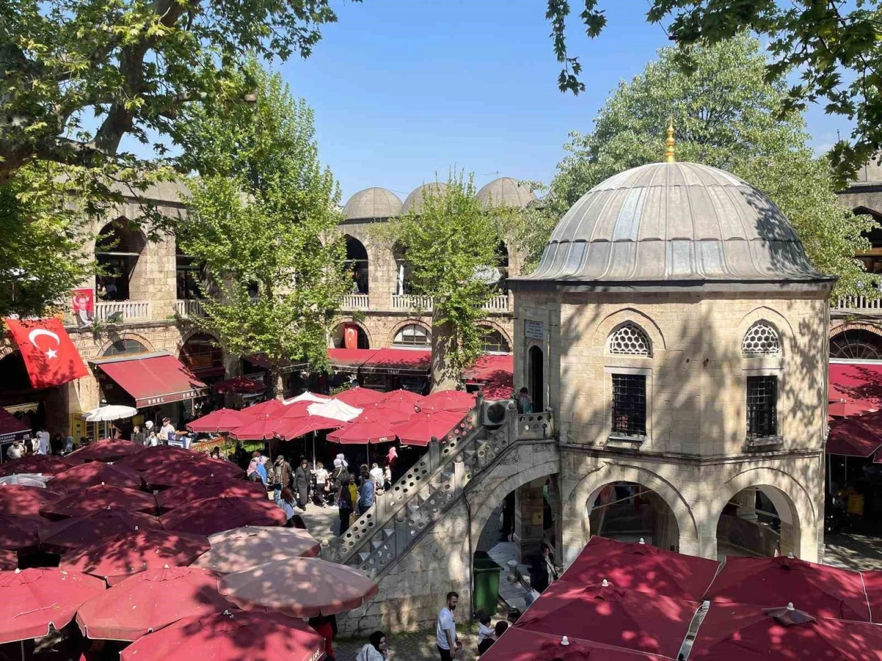 Bursa’nın tarihi çarşıları ve Hanlar Bölgesi’nde hafta sonu yoğunluğu
