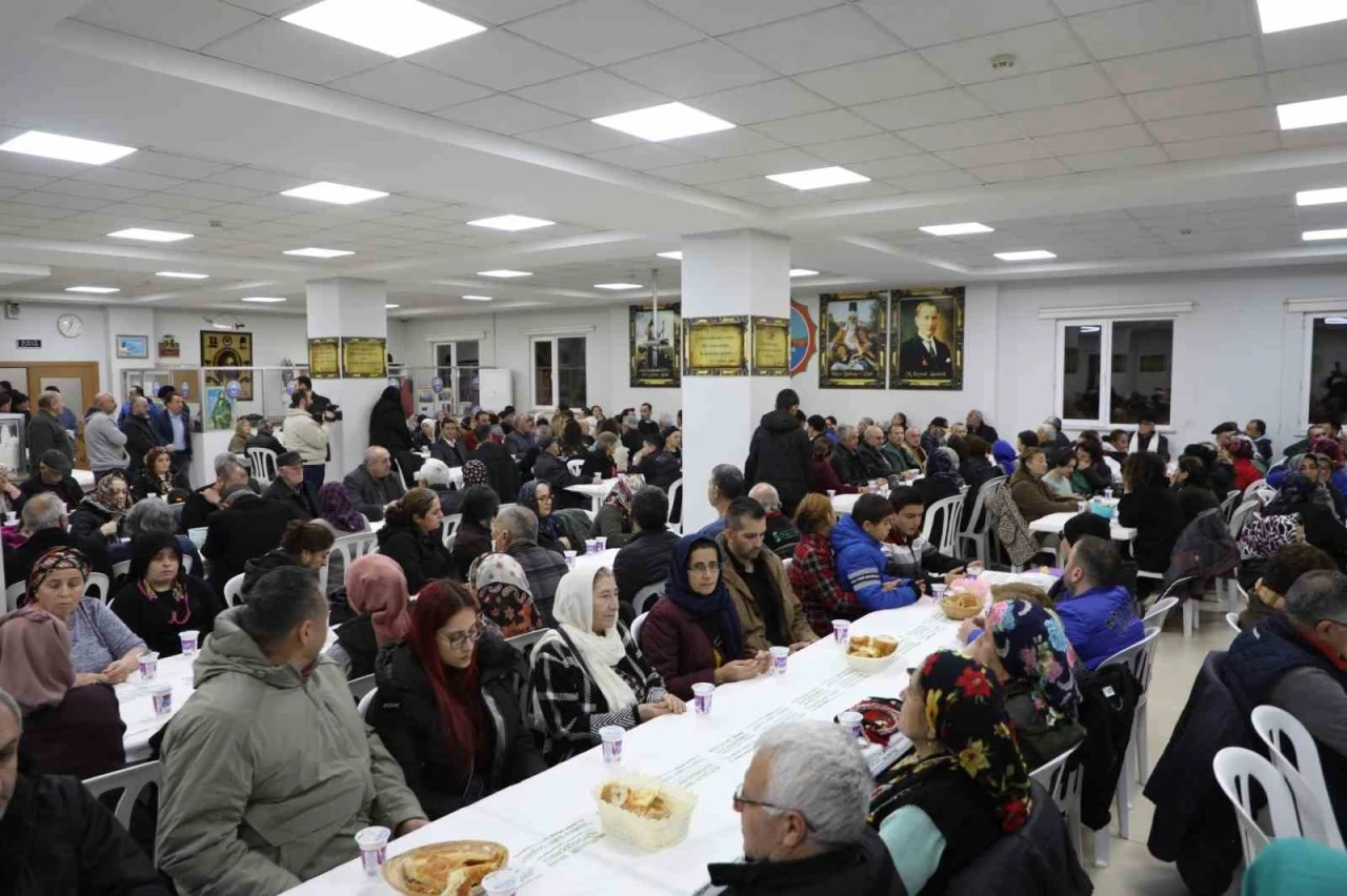 Büyükçekmece Belediye Başkanı Akgün, vatandaşlarla Hızır Lokması’nı paylaştı
