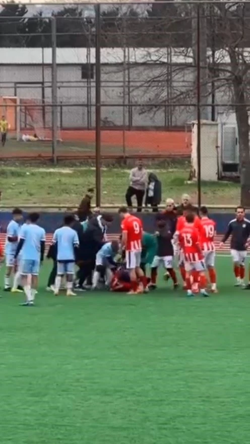 Büyükçekmece’de amatör lig maçında sahada tekme tokat kavga
