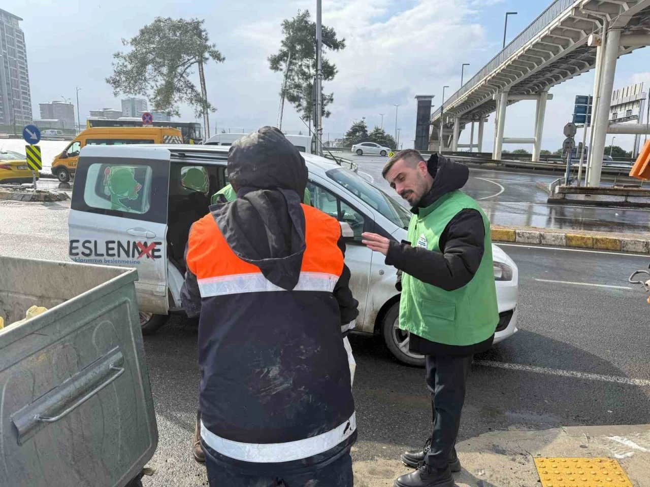 Büyükçekmece’de sokakta yaşayan adama belediye ekipleri sahip çıktı
