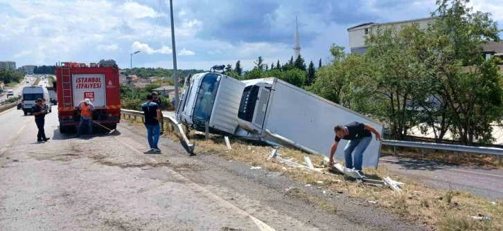 Büyükçekmece’de yağmur nedeniyle kayganlaşan yolda kamyon devrildi: 1 yaralı
