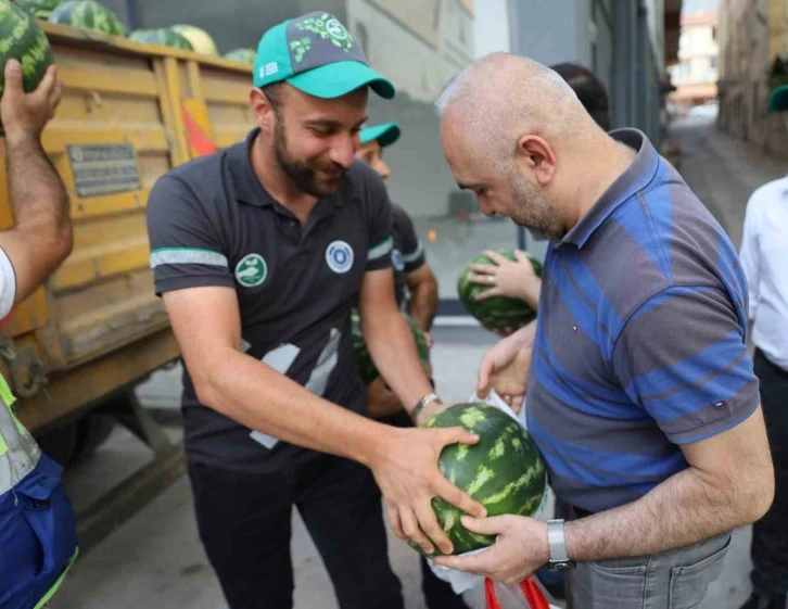 Büyükşehir hem çiftçiyi hem vatandaşı gülümsetti
