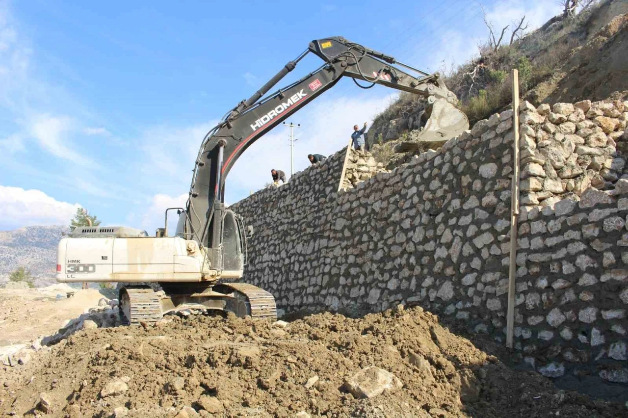 Büyükşehir heyelan yaşanan yollarda duvar örüyor
