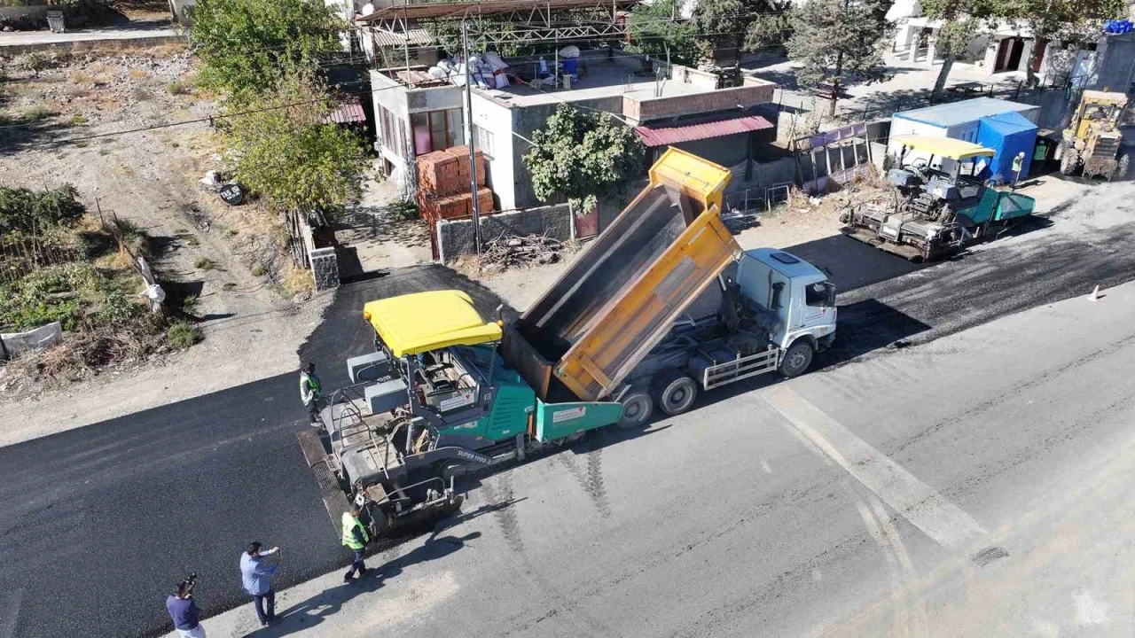 Büyükşehir, Türkoğlu’nun ana caddesinde asfalta başladı
