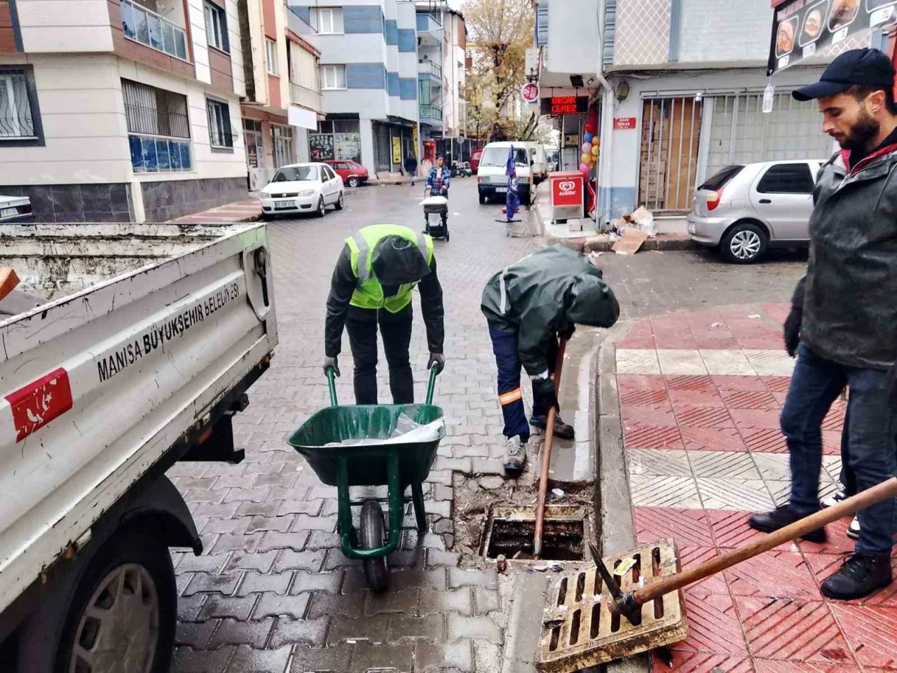 Büyükşehir ve MASKİ ekipleri yağışta sahadaydı
