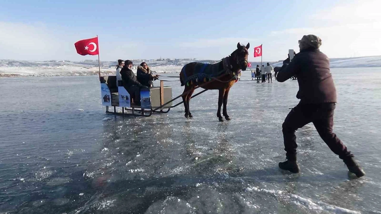 Buz tutan Kars Çıldır Gölü’ne yoğun ilgi
