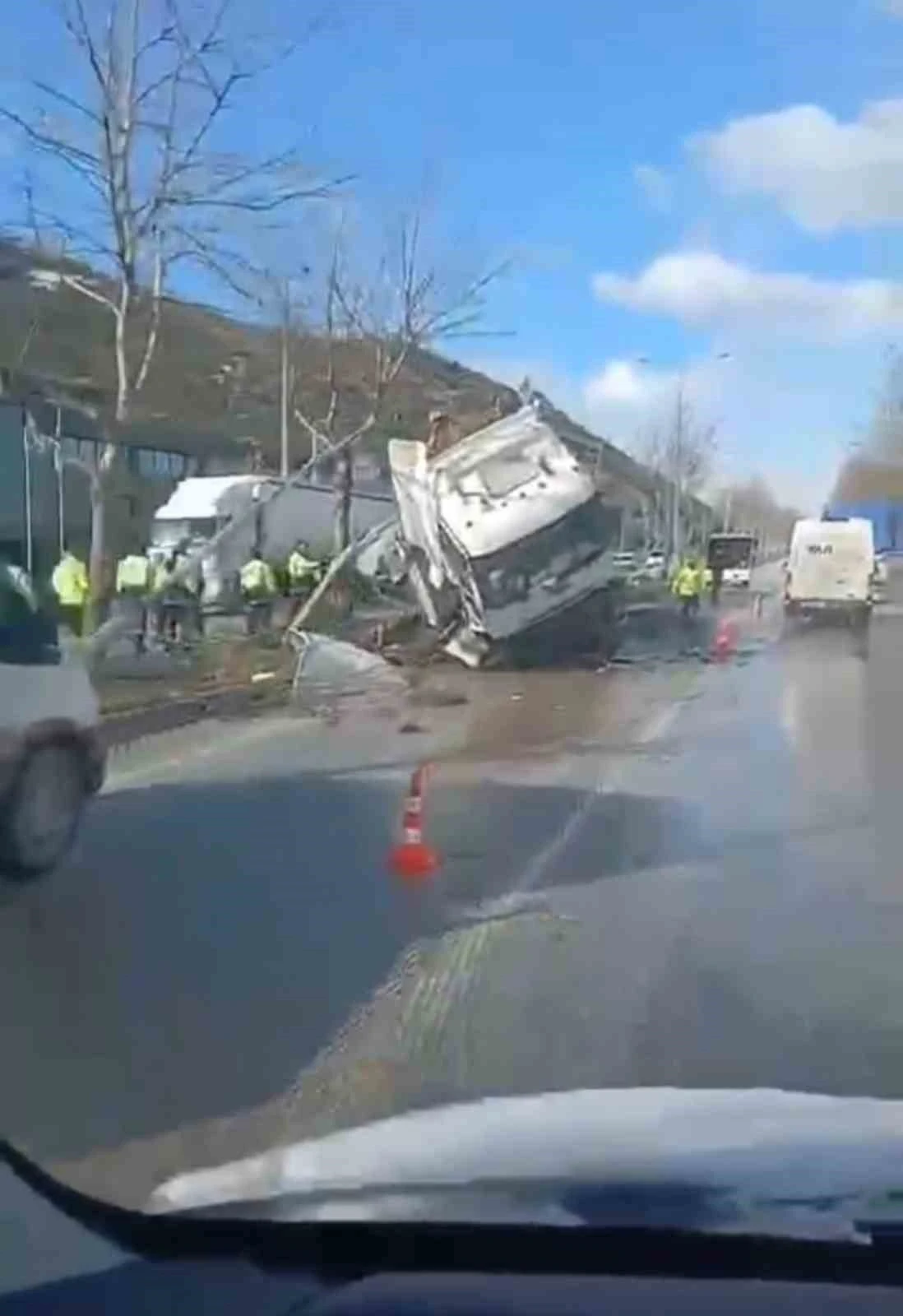 Buzlanma nedeniyle kontrolden çıkan tır refüje girdi
