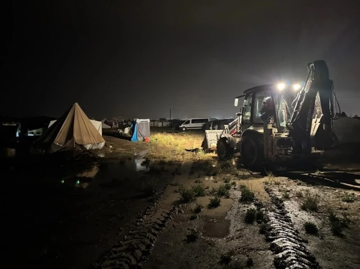 Çadırlarını su basan tarım işçilerinin yardımına belediye koştu
