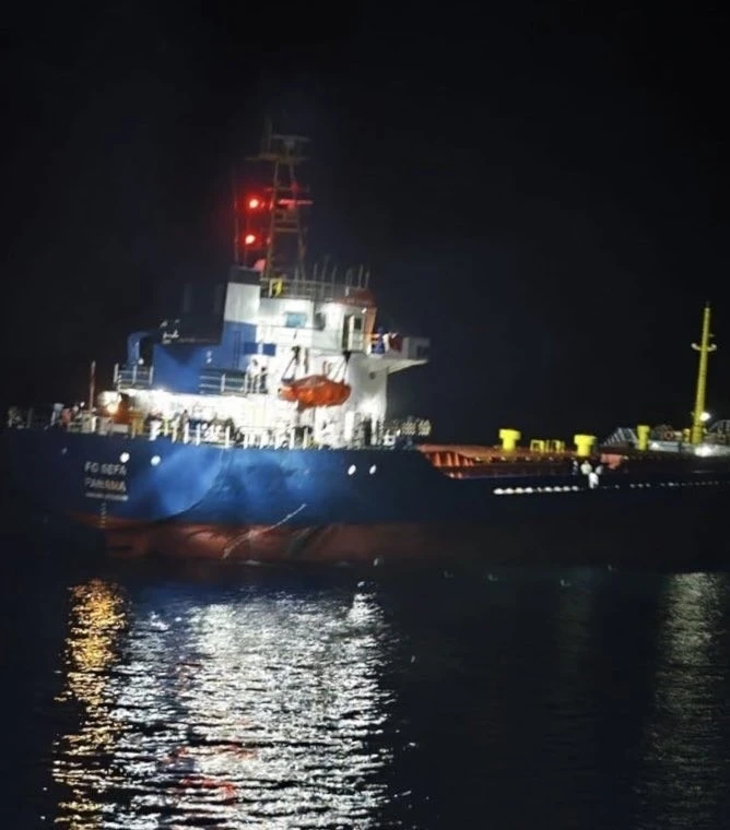 Çanakkale Boğazı’ndan geçen kuru yük gemisi makine arızası yaptı
