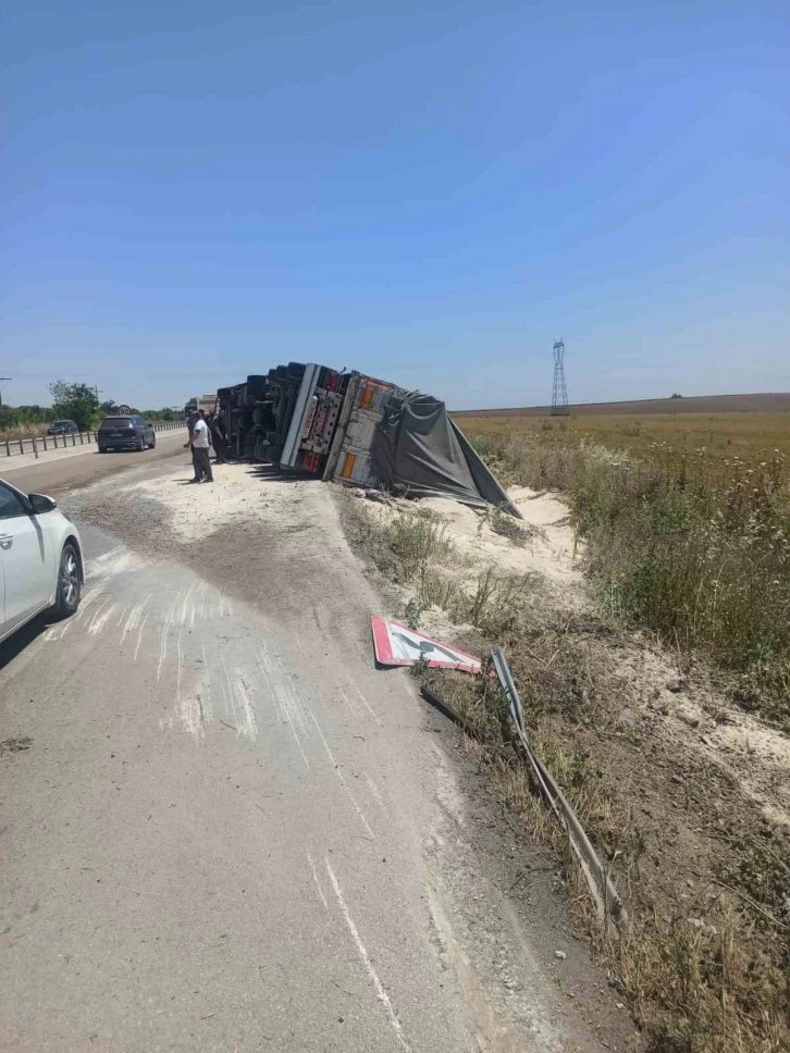 Çanakkale-Bursa karayolunda kamyona çarpan tır yan yattı: 1 yaralı
