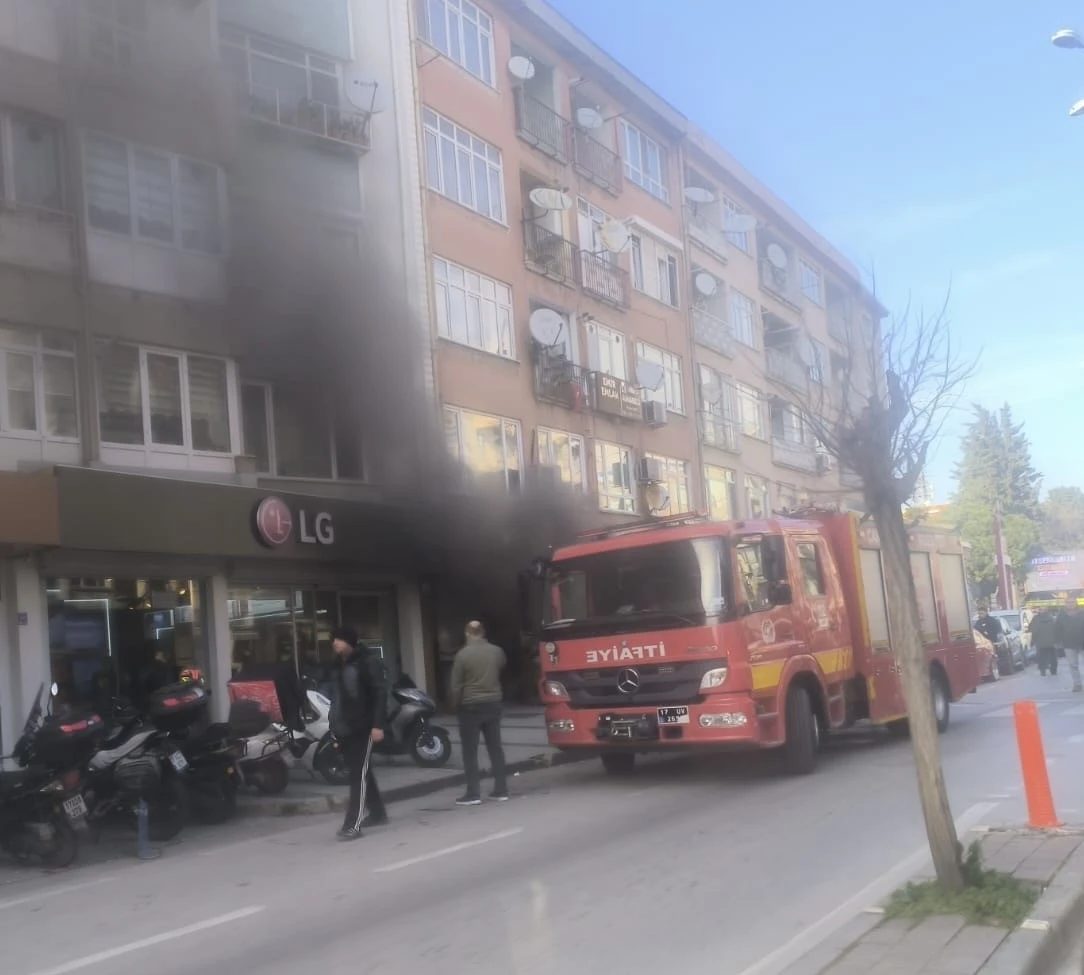 Çanakkale’de beyaz eşya dükkanında çıkan yangın korkuttu
