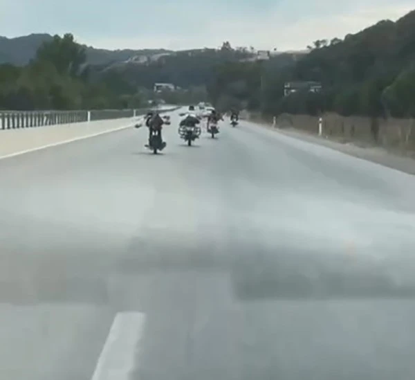 Çanakkale’de gençlerin motosikletle tehlikeli yolculuğu
