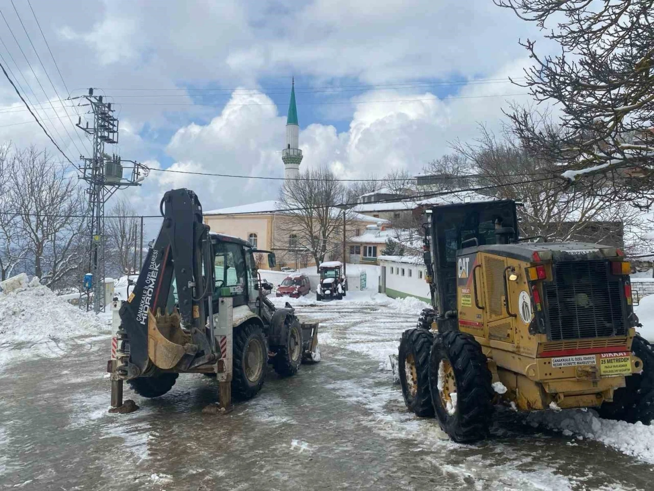 Çanakkale’de kar yağışı nedeniyle ulaşıma kapanan 25 köy yolu açıldı
