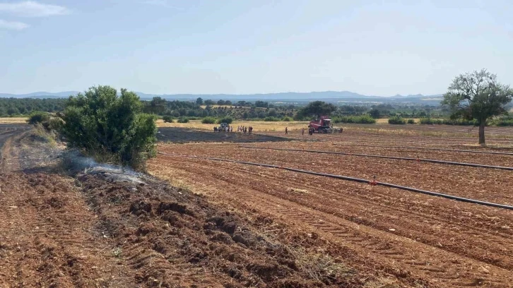 Çanakkale’de tarım alanında başlayan yangına havadan ve karadan müdahale ediliyor
