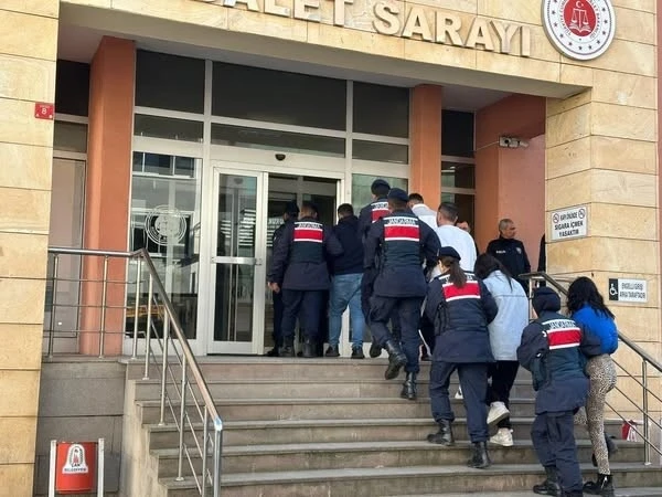 Çanakkale’de yaşlı kadını dolandırmaya çalışan 5 şüpheli tutuklandı
