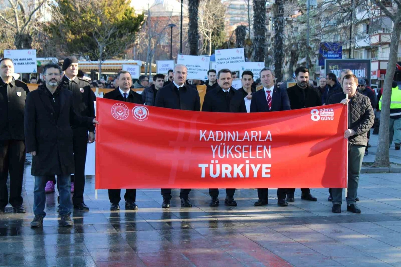 Çanakkale Valisi, kadına şiddete dikkat çekmek için siyah giyinip yürüdü
