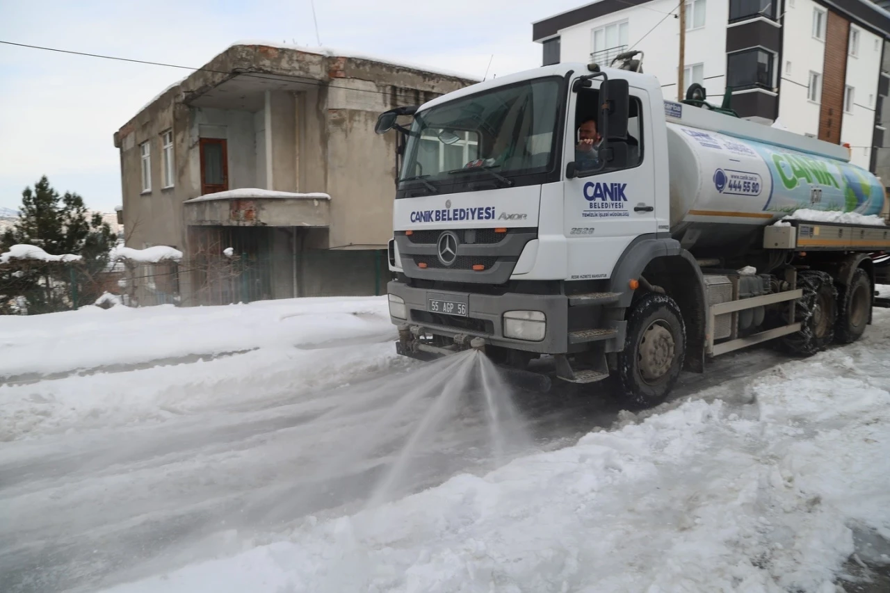 Canik’te kar temizleme çalışmaları
