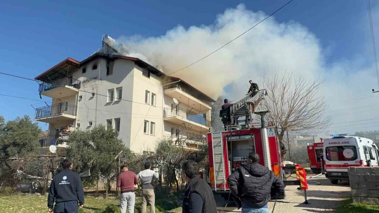 Çatı katı yangınında 5 kişi dumandan etkilendi
