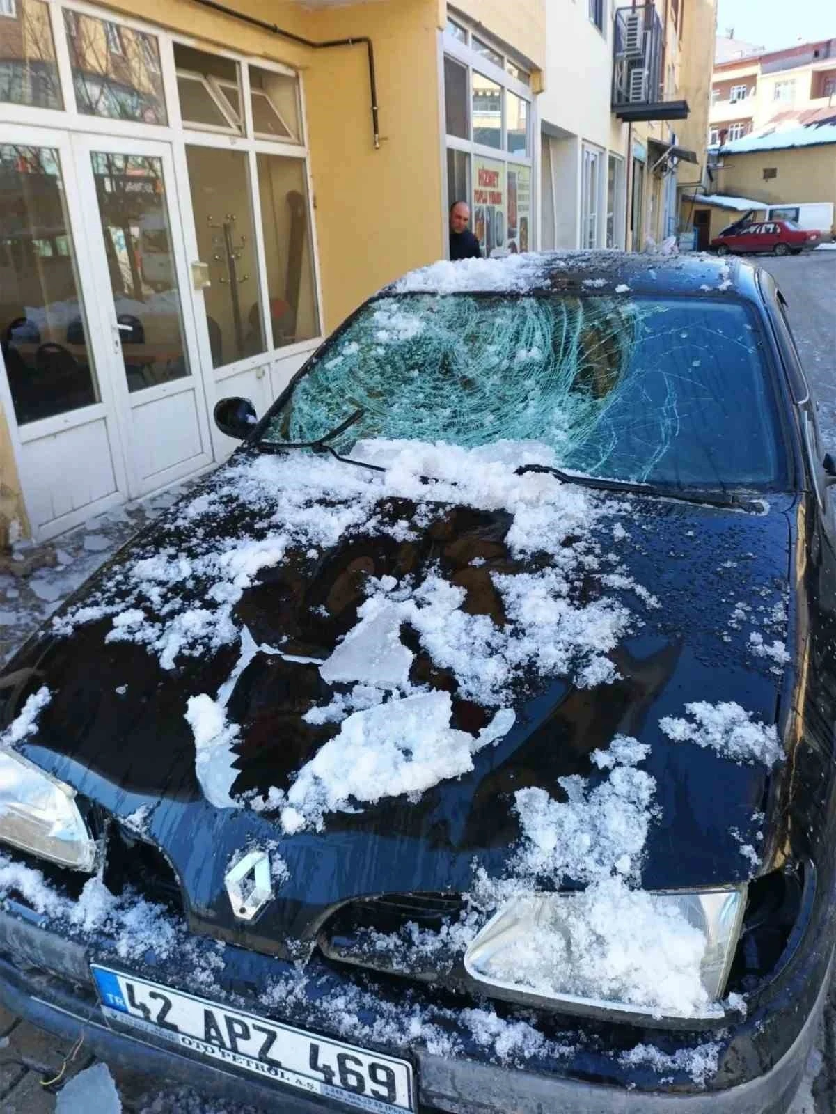 Çatıdan düşen kar park halindeki otomobile hasar verdi
