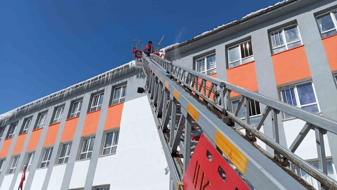 Çatılarda tehlike saçan buz sarkıtları temizlendi
