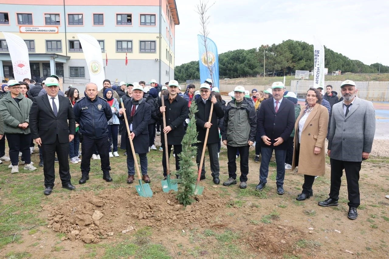 Çayırova’da fidanlar toprakla buluştu
