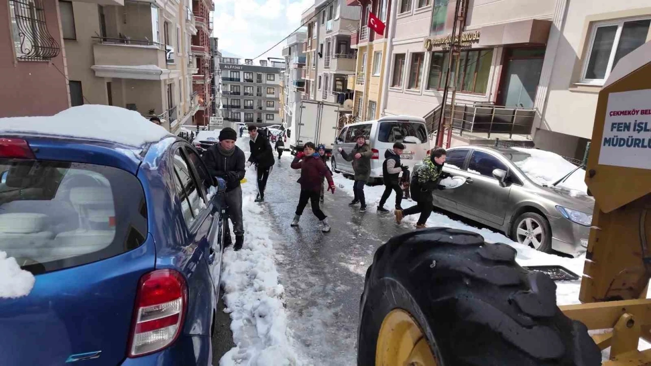 Çekmeköy’de kar keyfi: Çocuklar kar küreme ekiplerine ‘dur’ dedi
