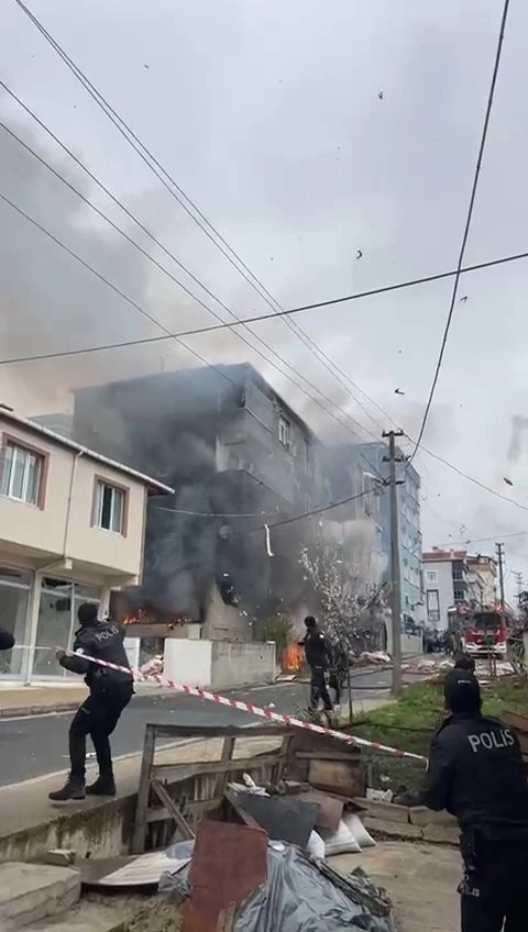 Çerkezköy’deki doğal gaz patlamasının ilk anları böyle görüntülendi: Ortalık savaş alanına döndü
