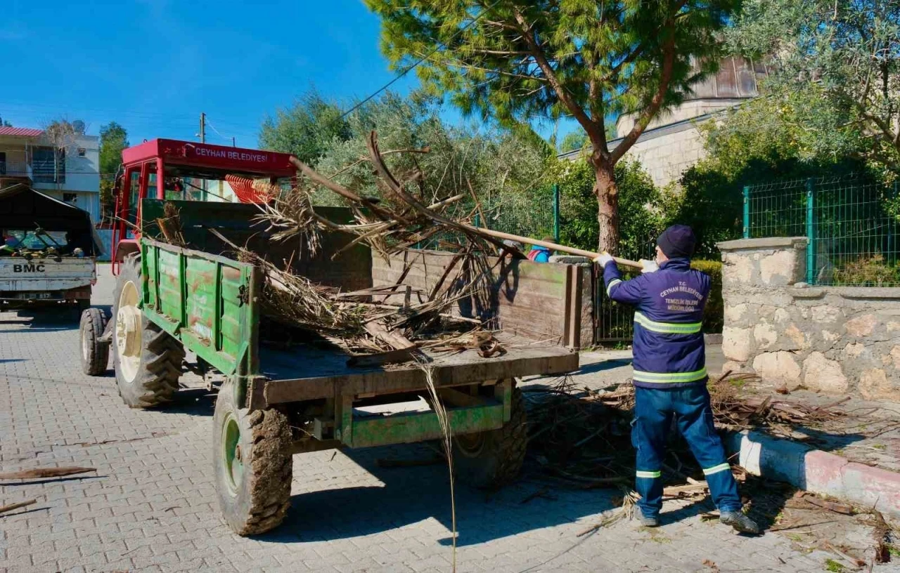 Ceyhan Belediyesi Kurtkulağı Mahallesi’ne çıkartma yaptı
