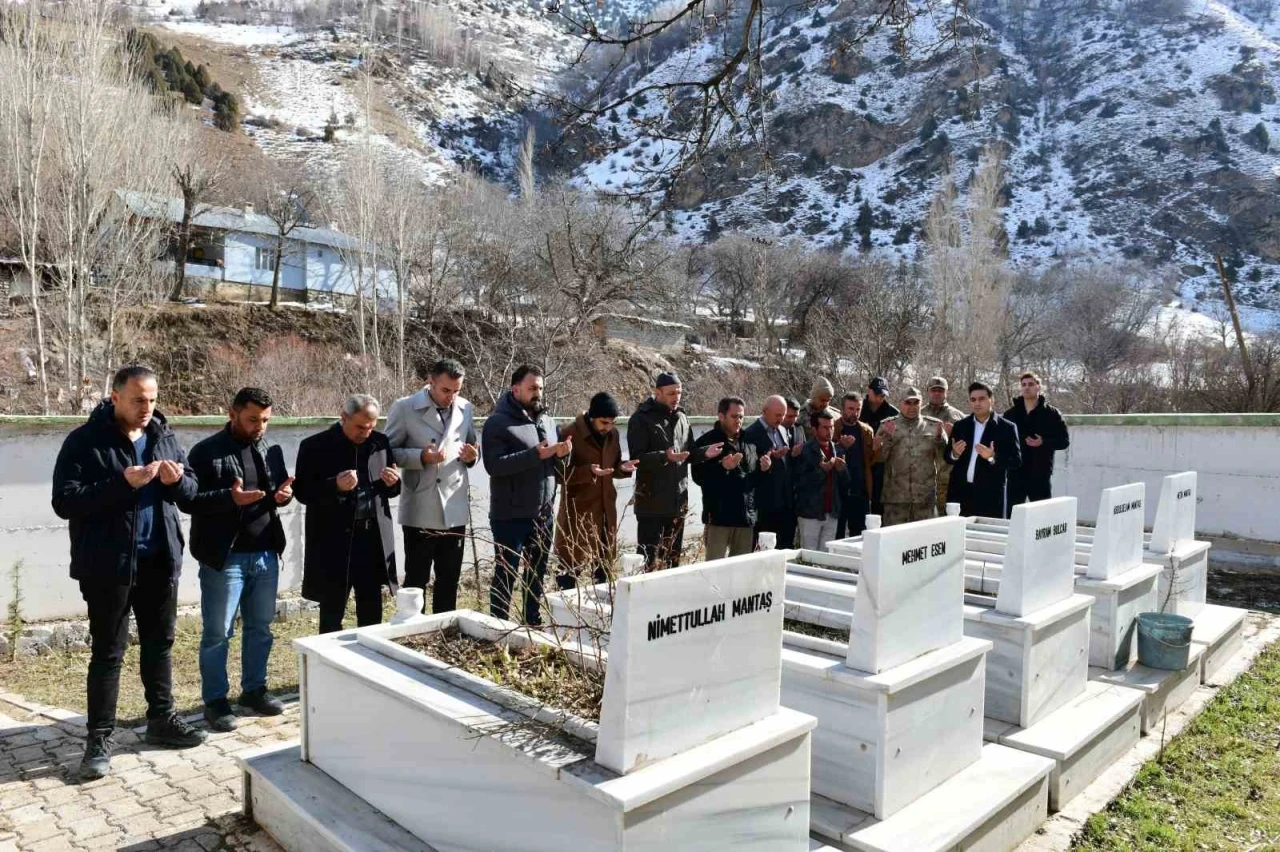 Çığ şehitleri mezarları başında anıldı
