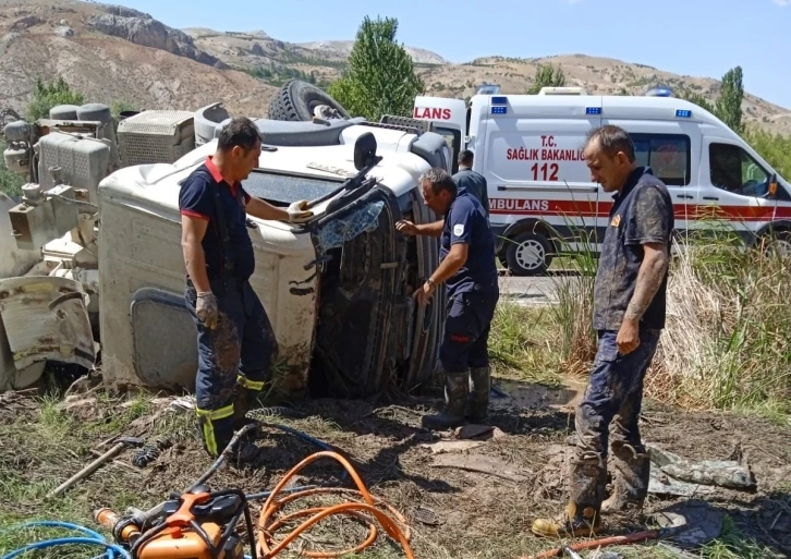 Çimento mikseri devrildi: 2 yaralı
