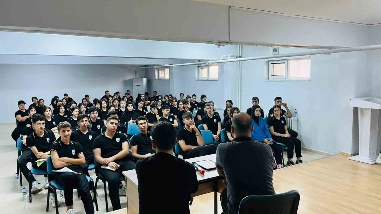 Cizre’de öğrencilere motivasyon semineri verildi
