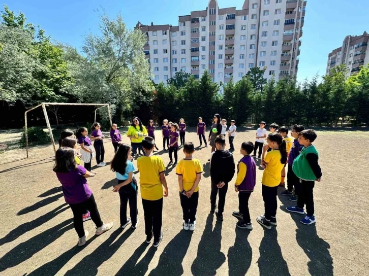 Çocuğunuzun gelişimi için ona oyun oynayacak zaman tanıyın
