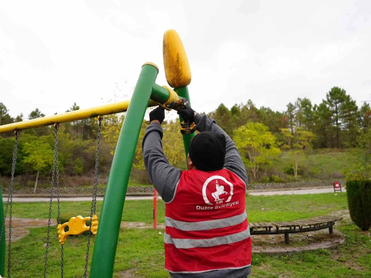 Çocuk parkları elden geçiriliyor
