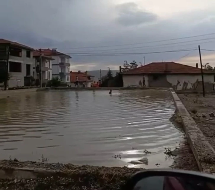 Çocuklar su birikintisinde yüzerek serinledi
