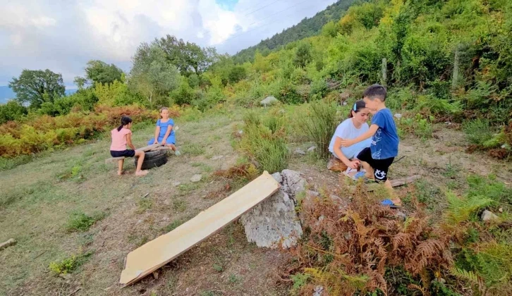 Çocuklar topladıkları ahşap ve atık malzemelerden kendi oyun parkını yaptı
