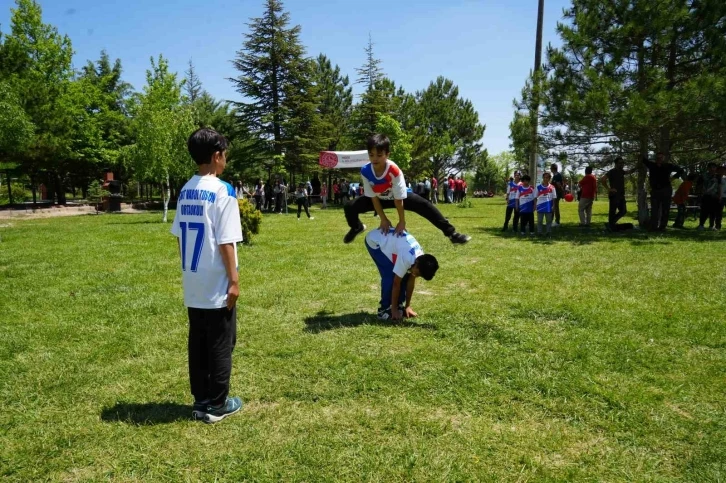 Çocuklar unutulmaya yüz tutmuş oyunlar ile eğlendi
