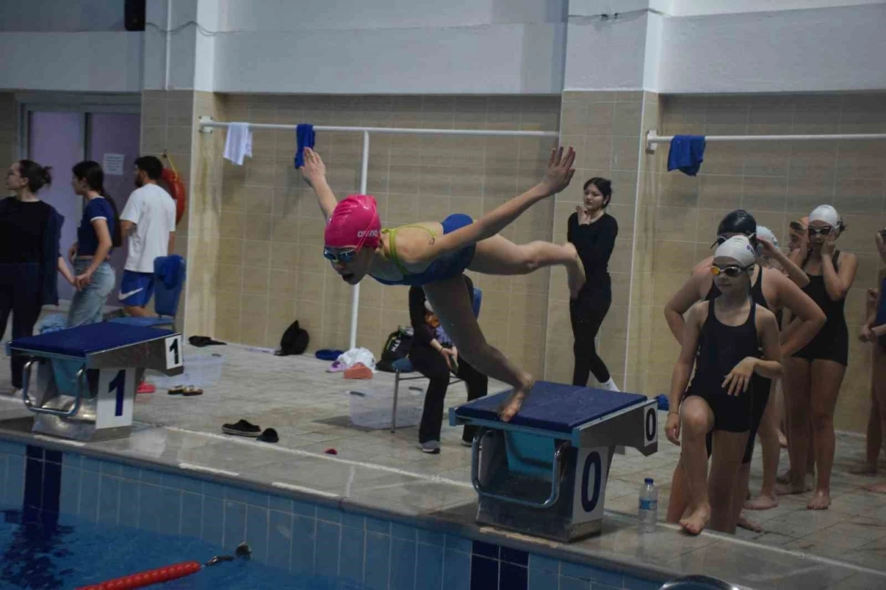 Çocuklara yönelik yüzme müsabakaları başladı
