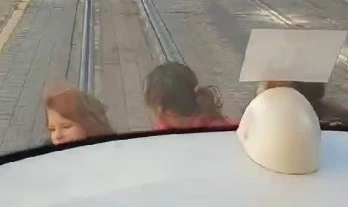 Çocukların tramvaydaki tehlike oyunu görenleri hayrete düşürdü
