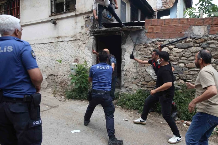 Çöp evde yaşayan akli dengesi yerinde olmayan şahıs, kendisini ikna etmeye gelen polisi bıçakladı
