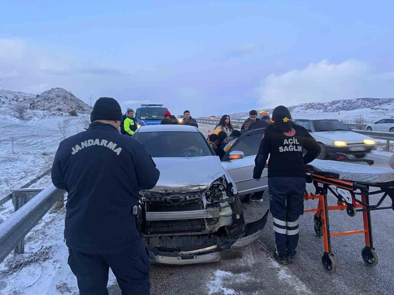 Çorum’da otomobil demir bariyere çarptı: 1 yaralı
